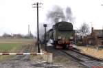 Die Strecke von Kepno nach Olesnica war im Februar 1989 noch fest in der Hand der TKt 48, hier TKt 48 158 vor einem Personenzug beim Zwischenhalt in Gesia Gorka