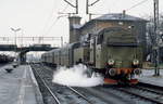 Vor einem Personenzug nach Olesnica steht Tkt48 158 im Februar 1989 abfahrbereit im etwas trist wirkenden Bahnhof Kepno. Auch die olivgrüne Lackierung der Lok bringt keinen wirklichen Farbtupfer ins Bild.