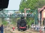 Tr 12-25 beim Rangieren in Wolsztyn. Die Fugngerbrcke kann benutzt werden, wenn der Bahnbergang geschlossen ist - an diesem Tage gehrte sie aber den Fotografen. 28.4.2007