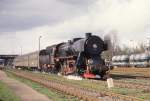 Ty 42-148 fhrt am 20.4.1992 mit einem Personenzug nach Grodzisk   aus dem Bahnhof Wolsztyn aus.