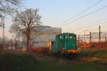 Die Abendsonne bescheint die PKP Rangierlok SM 30044 am 27.4.2012 
im Bahnhof Olsztyn (Allenstein).