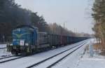 Lang, lnger ... SM 42-992 mit Leerzug bestehend aus mehr als 40 vierachsigen offenen Gterwagen (EAOS) zur Schiffsentladung im Hafen Świnoujście (Swinemnde) am 22.02.2013.