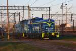 Frisch lackiert schleppt die PKP Cargo SM 42185 ihre Schwestermaschine SM 42 733 
am 27.4.2012 im Bahnhof Olsztyn.