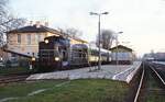 An einem Aprilmorgen 1998 wartet eine unbekannte SP42 gegen 05:30 Uhr im masurischen Bahnhof Bartoszyce/Bartenstein auf Fahrgäste nach Korsze/Korschen.