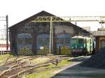 25.04.2009, Polen, Auf dem Gelände des Bahnhofs Jelenia Gora (Hirschberg) befindet sich auch dieser Lokschuppen.