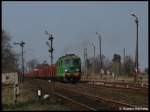 Abfahrt von ST43-366 mit dem leeren Autozug nach Zawidow am 04.04.2009 in Jerzmanki