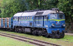 Wunderschöne Diesellok ST44-1259 der PKPCargo setzt sich gleich in Bewegung, fotografiert aus dem fahrenden Zug. Masuren, 23.9.2021