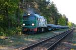 Hier ist ST44-875 mit einem Schwellenzug in Las Suwalski unterwegs.28.05.2008