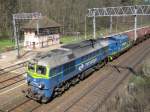 ST44-1203 und eine SM42 fahren mit einem Kesselzug am 20.04.2010 durch Station Rynkowo nach Bydgoszcz Wschd.