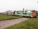 SU45 vor dem Doppelstockzug von Wolsztyn nach Poznan an einem Bahnbergang nhe Wolsztyn.