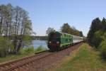 Am See bei Augustov ist am 3.5.2012 die PKP Grodiesellok SU 45 168   mit einem Schnellzug aus Warschau in Richtung Litauen nach Sestokai   unterwegs.