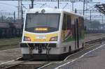 Ein Triebwagen SA 105-104 macht auf dem Weg nach Zielona Gora in Wegliniec einen planmigen Halt.