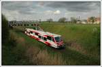 Die Brcke: 79326 von Zbaszynek nach Leszno am 2.5.2008 ca. 2 Kilometer nach Wolsztyn aufgenommen. Im Hintegrund quert die Stecke von Wolsztyn nach Poznan.