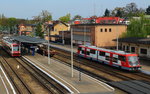 Der Bahnhof Wolsztyn am 01.05.2016: links wartet SA  132-001 auf die Abfahrt nach Lezno, während rechts SA 108-003 nach Poznan ausfährt