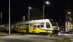 Nahe  dem Bahnhof  Świdnica (deutsch: Schweidnitz) �berquert die Strecke nach Jawor eine Stra�e.
Im Licht der Stra�enlampen konnte SA 134 006 abgelichtet werden. 23.10.16 gegen 18.30 Uhr.
