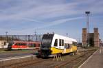 810 051-3 (SA135-003) wartet am 17.04.2014 in Węgliniec auf die Abfahrt, während im Hintergrund ein 642er nach Dresden ausfährt
