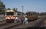 Schmalspurbahnen in Polen: Im Juni 1990 herrschte noch recht reger Personenverkehr auf dem 750 mm-Netz der Krosniewicka Kolej Dojazdowa, hier stehen MBxd2-229 und ein MBxd1 in Krosniewice