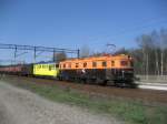 181 092-8 und 060DA-1079 fahren mit einem Kesselzug am 23.04.2008 durch Trzciniec in Richtung Inowrocław.