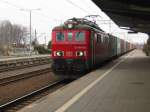 3E-100-002 als Containerzug beim Durchfahrt den Bahnhof Zbaszynek, 01.03.2015