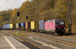 Bunter Herbst zum zweiten: Ein Vectron des polnischen EVU Laude (91 81 5370 034-8) mit einem langen Containerzug in Altenbeken am 10.11.21.
