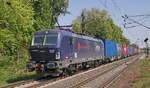 Lokomotive 193 568 ,,ROBERT'' mit einem Containerzug am 02.05.2022 in Rheinhausen-Ost.