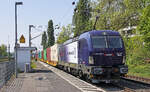Lokomotive 193 569 ,,MILENA'' mit einem Containerzug am 02.05.2022 in Rheinhausen-Ost.