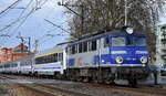 PKP Intercity spółka z o.o., Warszawa [PL] mit ihrer  EP07-1065  (NVR:  91 51 1 140 033-8 PL-PKPIC ) und einem IC bei der Ausfahrt Bahnhof Kostrzyn nad Odrą am 20.03.24