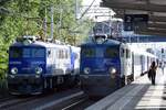 ŚWINOUJŚCIE (Woiwodschaft Westpommern), 07.07.2025, rechts im Bild polnische E-Lok EP07-1055 mit einem IC in Richtung Szczecin, links im Bild EP07-1018 mit anderer IC-Beschriftung auf Abstellgleis, beide im Bahnhof Świnoujście