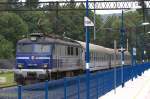 EP 07-1014 vor einem PKP Intercity in Szklarska Poreba, abgestellt hinter   dem eisenbahnfotografenunfreundlichen blauen Zaun...  01.08.2014  09:45 Uhr.