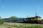 EP09-018 das PKP Intercity mit dem Zug EC 110 Warschau Ostbhf-Pragi in Tichau(Oberschlesien),E-lok EP09-010 ist in den Landesfarbenn des Spaniens gestrichen am 28.04.2012.