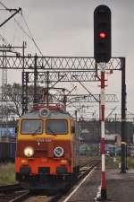 WĘGLINIEC (Woiwodschaft Niederschlesien), 10.10.2012, EP09-046 hat den EC 248 von Kraków bis zu diesem Bahnhof gebracht und wird nun vor den EC 249 gesetzt, um diesen nach Kraków zu