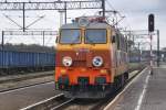 WĘGLINIEC (Woiwodschaft Niederschlesien), 10.10.2012, EP09-046 hat den EC 248 von Kraków bis zu diesem Bahnhof gebracht und wird nun vor den EC 249 gesetzt, um diesen nach Kraków zu bringen