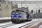 EP09 006 wird gerade von einer SM42 in Katowice Głowny umrangiert (04.04.2013)