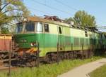 26.04.2009, Polen Lúban (Lauban), Im sonntäglichen Morgenlicht in habe ich die Lokomotive ET22 812 leider nur hinter dem Maschendrahtzaun erwischt.