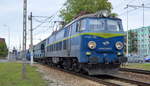 PKP Cargo mit der E-Lok  ET22-793  (NVR:  91 51 3 150 400-2 PL-PKPC ) und einem Ganzzug Schüttgutwagen mit Schwenkdach nach der Durchfahrt im  Bf.