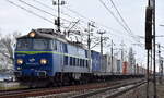 PKP CARGO S.A., Warszawa [PL] mit ihrer  ET22-654  (NVR:  91 51 3 150 599-1 PL-PKPC ) und einem Containerzug Höhe Bahnhof Kostrzyn nad Odrą am 13.03.24