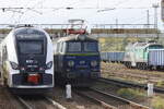 Teleblick auf den ausfahrenden ET 48WE nach Wałbrzych  deutsch Waldenburg/Schlesien  vom Bahnsteig Jaworzyna  Śląska. Rechts daneben wartet  ein Lok zug  aus 3  ET 22 und einer 
polnischen  Taigatrommel  auf die  Weiterfahert. Die mintgr�ne  Ludmilla  hat einen kurzen Ganzzug  aus O Wagen am Hacken. In der N�he befindet sich ein gro�er Granitbruch mit Schotterwerk.
23.10.26  gegen 11.45 Uhr.
