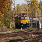 Teleblick in vom Bahnsteig  Jaworzyna Śląska in nord�stliche Richtung, ein sch�n lakierte Lok des Typs   201E0-006  ist stromlos abgestellt. 23.10.26  gegen 11:00 Uhr.