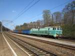 ET22-815 fhrt mit einem Gterzug am 18.04.2010 durch Bydgoszcz Rynkowo.