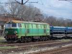 Die ET22 908 mit einem Gterzug im Bahnhof Jelenia Gora (Hirschberg) am 22/04/10.