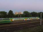 ET22-1175 (sie ist wirklich da!) mit einem fegendem Gterzug nach PKN  Orlen  begrt den auf seine Abfahrtszeit wartenden KM-44122  Mazovia  in Płock (10.07.2010).