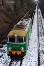 E-Lok ET22-905 mit einem leeren Gterzug durch Krakau.