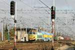 ET22-1049 mit Personenzug nach Raciborz und ET22-736 mit Gterzug in Chybie am 12.11.2006