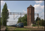 Im Schatten des riesigen alten Wasserturm wartete ET 22-1035 mit einem langen Leerzug am 20.5.2016 im Bahnhof Pleszew auf die Weiterfahrt in Richtung Ostrow.