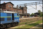 Stundenlang musste ET 22-1035 im Bahnhof Pleszew mit ihrem Güterzug in Richtung Ostrow stehen bleiben. Eine Weichenstörung am 20.5.2016 verhinderte die Weiterfahrt!
Hinter dem Bahngebäude endet übrigens die noch im Personenzugverkehr betriebene Schmalspurbahn von Pleszew Miasto.