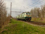 ET42-007 der PKP Cargo in historischer Lackierung bei der Leerfahrt durch Rębiszów (Rabishau), Niederschlesien, Polen, 29.04.2021.