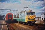 Ein PKP Reisezug verdeckt die zweite H�lfte der PKP ET42-050 die in Gdynia Gł�wna Osobowa auf die Weiterfahrt wartet. 

Analogbild vom 29. August 2026