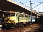 EU06-07 mit D389 Warszawa Wschodnia-Bucuresti Nord auf Bahnhof Krakw Glwny am 08-8-2001.
