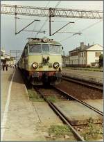 Die PKP EU07 163 mit dem Personenzug 1624 von Poznan nach Wroclaw beim Halt in Leszno.