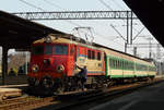 25.04.2009, Auf dem Bahnhof in Jelenia Gora/Hirschberg steht dieser Zug mit der Lok EU07 337.
